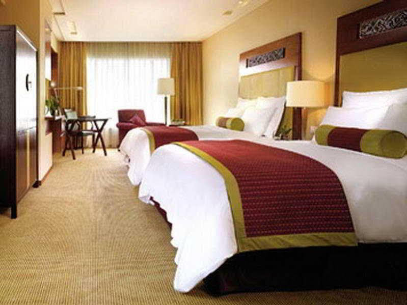 Renaissance Wuhan Hotel Exterior photo